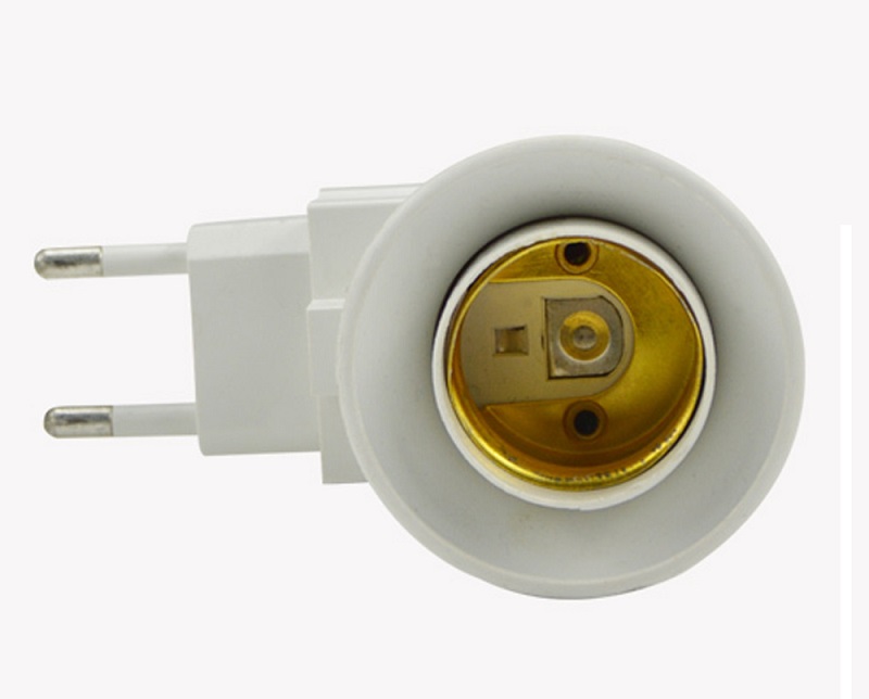 Zástrčka s objímkou a vypínačem pro žárovku E27